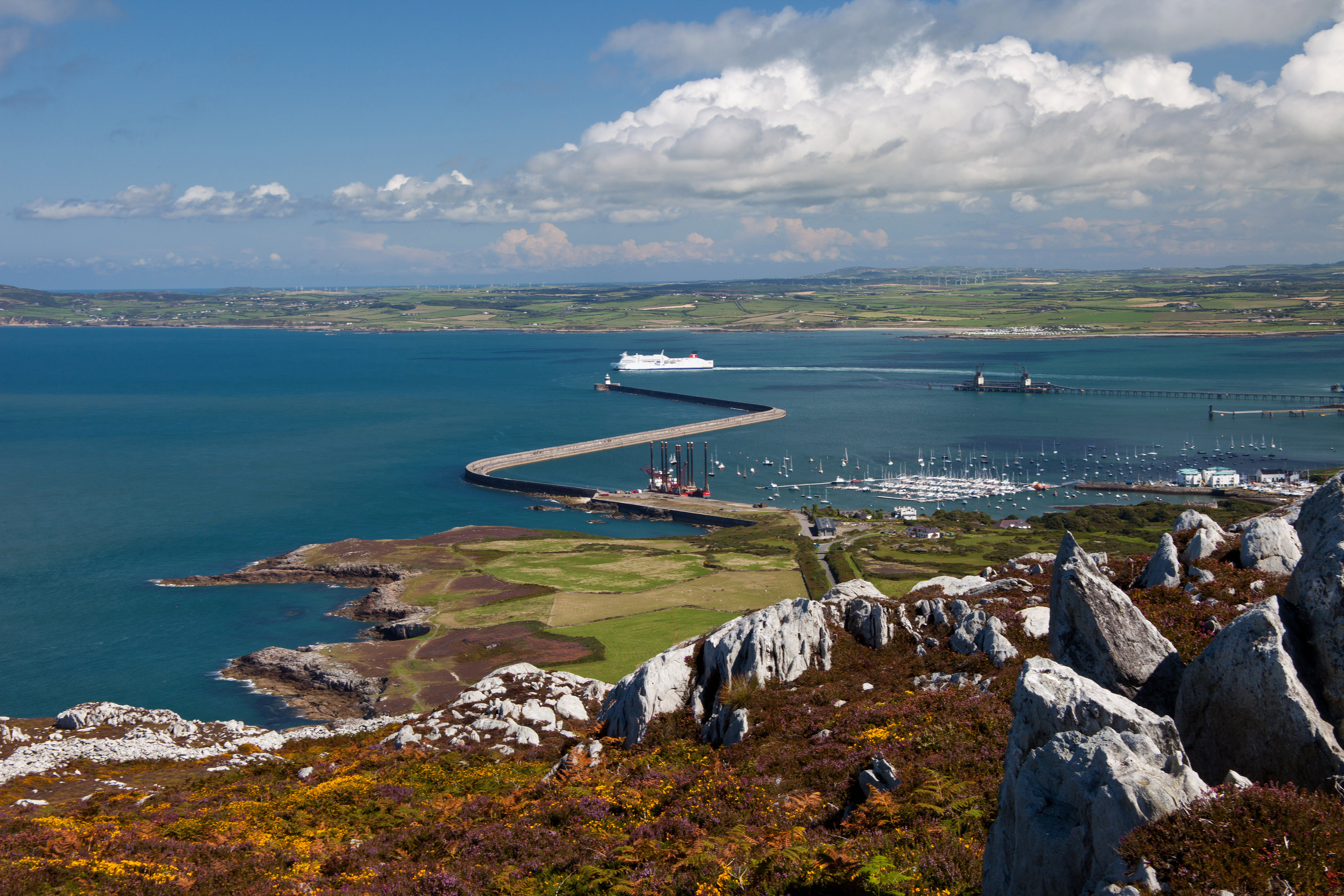 Porthladd Caergybi o’r awyr 